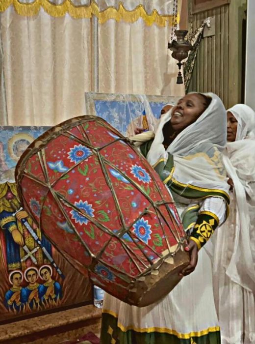 Chiesa Ortodossa etiopica donna tamburo